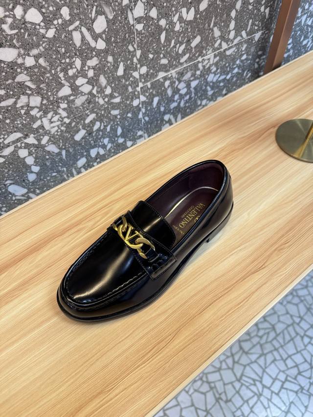 Valen*Ti*No 顶级品质~华伦乐福鞋早春系列火爆上新简直不要太好看了！！！一比一复刻哦！超简约的设计，上脚立马Slay全场. 百搭又吸睛！满满的高级感，