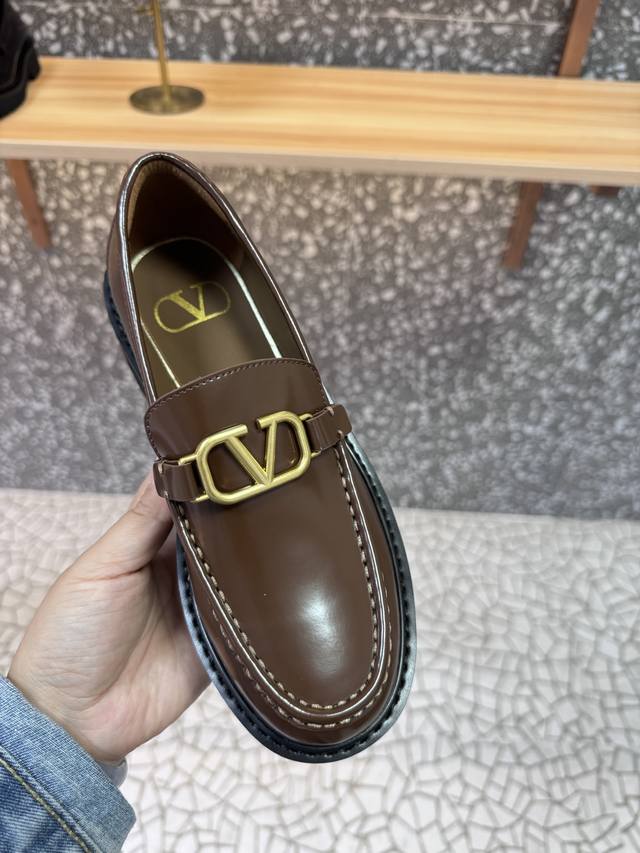Valen*Ti*No 顶级品质~华伦乐福鞋早春系列火爆上新简直不要太好看了！！！原版全油边工艺，一比一复刻！简约的设计，上脚立马Slay全场. 百搭又吸睛！满