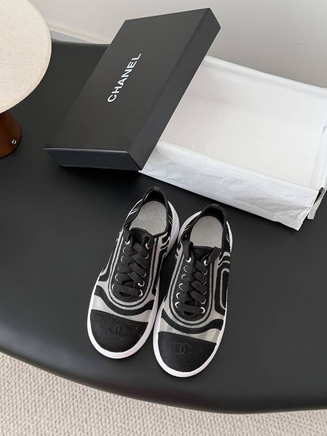 Chanel 25C新款网面休闲鞋 DDD 百搭不会出错 网面镂空设计 DDD 撞色搭配活力满满啊 DDD 侧面压印Logo 上脚很秀气 DDD 鞋面原版定制材