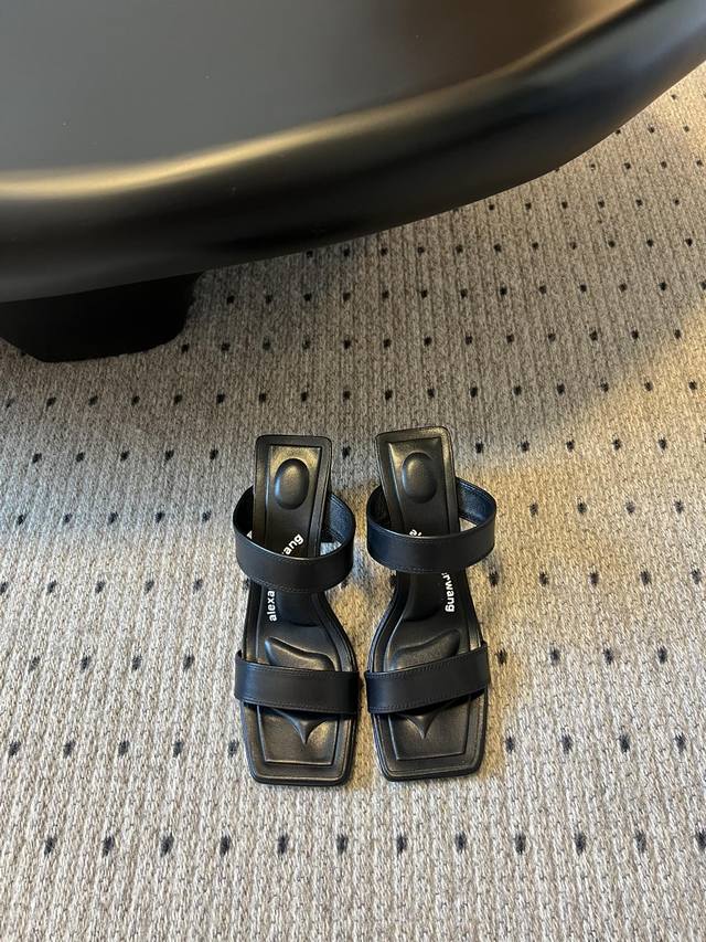 Alexande*Wang 一字带断根粗跟高跟鞋 DDD 亚历山大新款凉鞋，方头一字带设计修饰脚型，上脚超级无敌的稳舒适，修脚，大气，完美的贴合脚型，迎面一股御