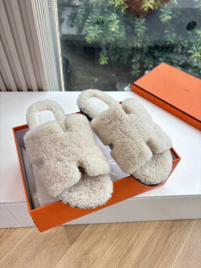 顶版2025新款Hermes爱马仕专柜新款最近火到不行的情侣款H二舅鞋猪鼻子毛毛拖鞋棉鞋凉鞋拖鞋,搭配各种彩色袜子，潮爆了 DDD 鞋面：进口颗粒羊羔毛 DDD