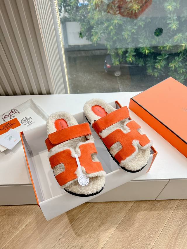 爱马仕皮毛一体卷糕毛二舅拖 今年面料均选用A+皮毛一体卷糕毛 DDD 毛茸茸的 敲可爱的，踩云脚感，光脚或者搭配个袜子穿，都时髦的不行哦 DDD 面料：原版材质