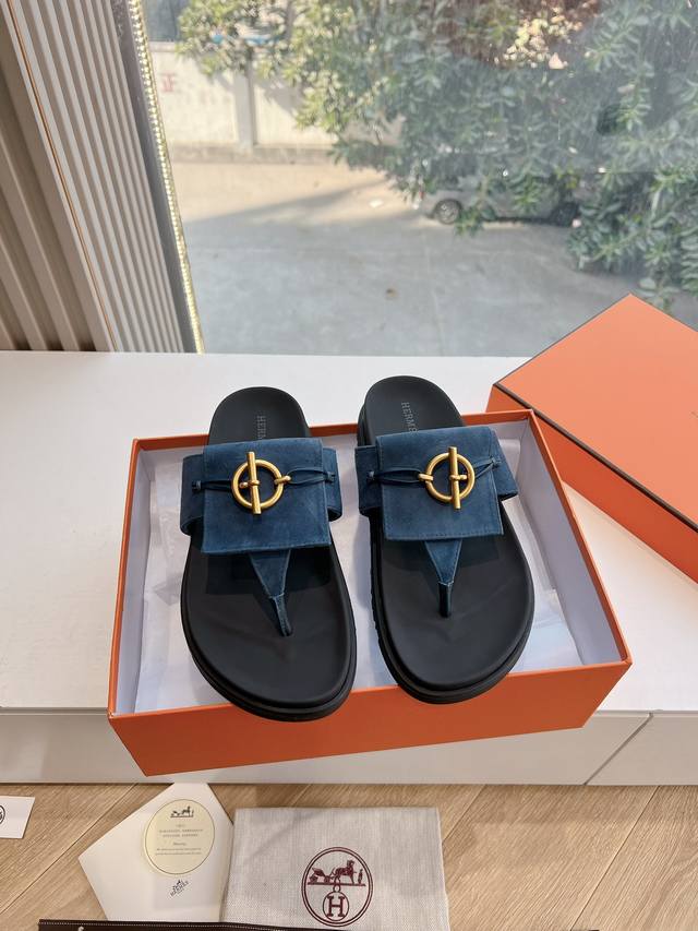 爱马仕二舅拖 今年面料均选用光脚或者搭配个袜子穿，都时髦的不行哦 DDD 面料：进口牛皮 DDD 内里：真皮 DDD 鞋底：原版开模Tpu鞋底 非普通橡胶 DD