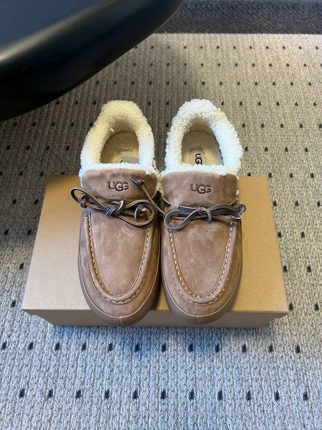 Ug* 秋冬季加绒舒适低帮绑带懒人鞋休闲鞋单鞋 DDD 采用毛绒内里设计，兼具保暖性与舒适脚感，适配秋冬季节穿着。鞋面为纹理面料，质感柔和且带有休闲风格，适配日