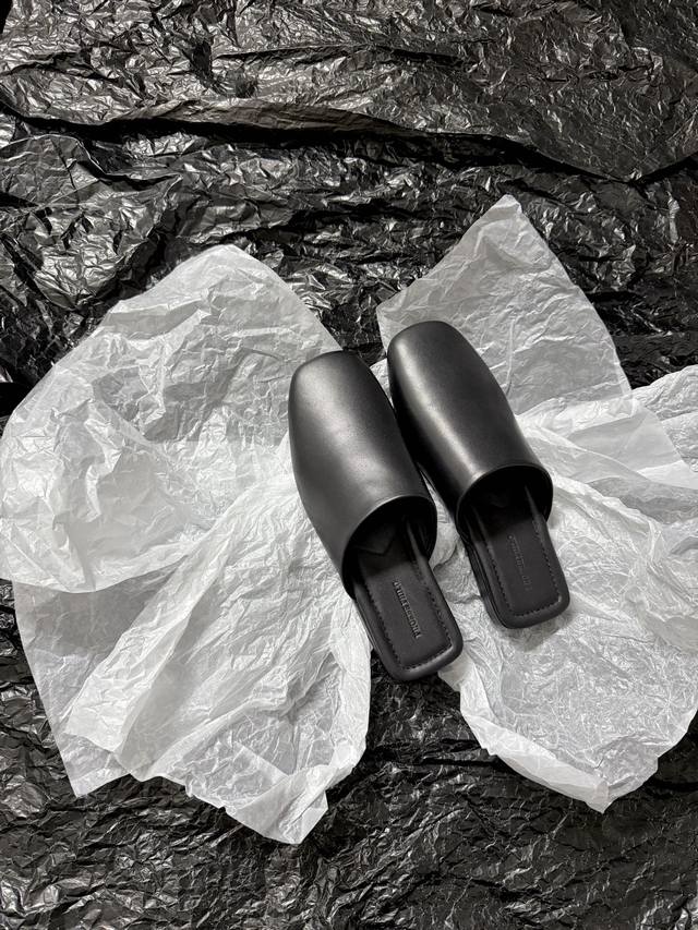 出厂 DDD Phoebe Phil* 新品 DDD 哑光皮革穆勒拖｜踩出极简高级感 DDD 当利落的方头廓形遇上哑光皮革的冷冽质感 这双穆勒拖直接把“极简时髦