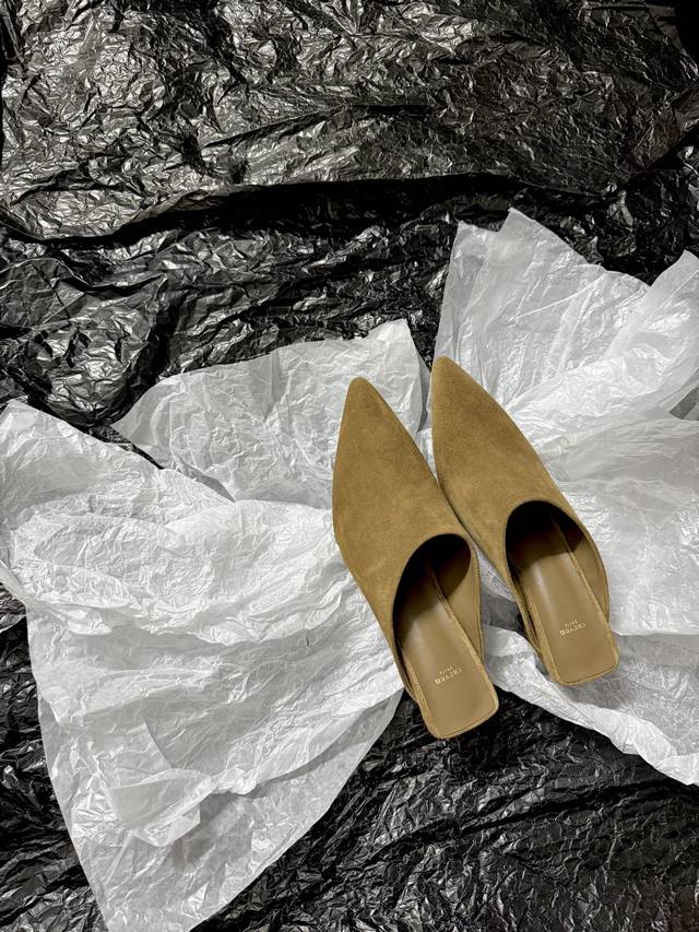 出厂 DDD Carven 新品 DDD 尖头穆勒鞋｜踩出冷艳时髦感 DDD 当利落的尖头廓形 撞上穆勒鞋的慵懒露跟设计 这双黑色绒面高跟鞋直接把“冷艳高级感”