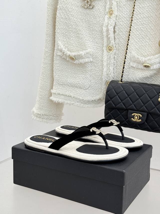 Chane*｜小香26C新品麻绳底双C DDD 夹脚人字拖 DDD 当科莫湖的清风邂逅法式优雅 DDD 这双鞋为度假时光注入的奢华松弛感。 DDD 它将品牌经典
