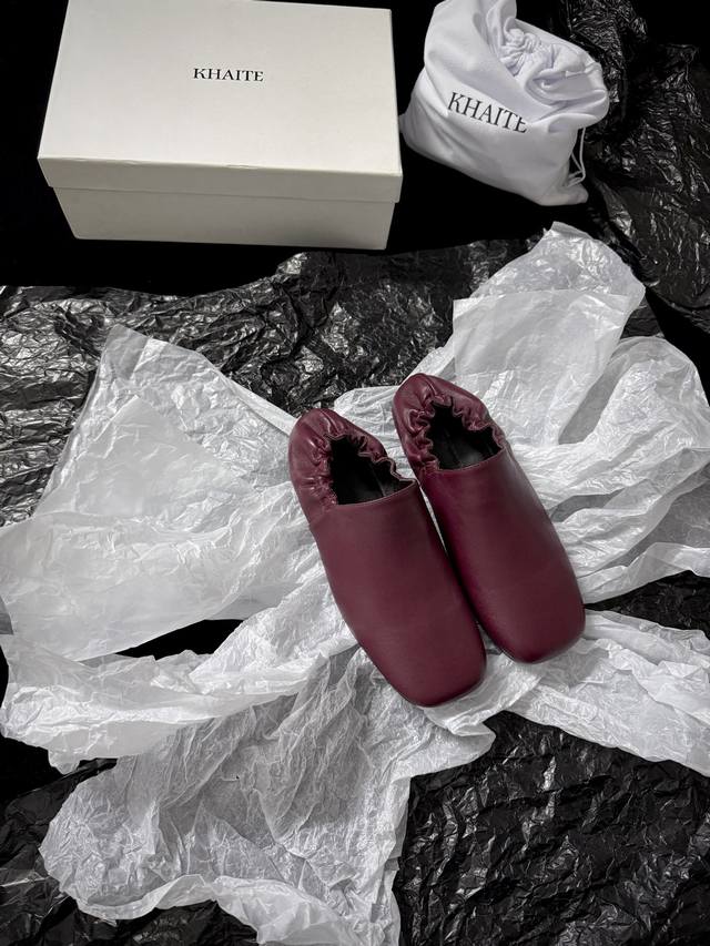 出厂 DDD Khait*新品 DDD 是“懒人时髦”的天花板 DDD 软皮踩出松弛感 鞋口褶皱自带慵懒氛围 套上就走的精致感 通勤 逛街都能焊在脚上～ DDD