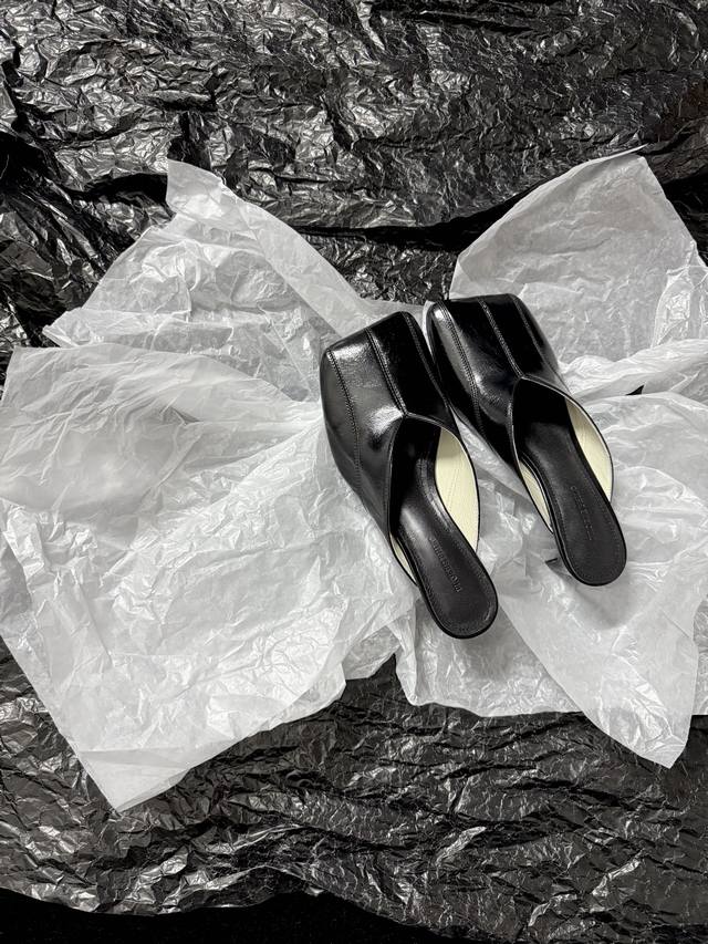 出厂 DDD Phoebe Phil* 新品 DDD 简约而不失格调 方头的设计碰撞 勾勒出独特轮廓 低调中尽显先锋时髦感 穿上每一步都踏出都市风尚 是解锁时尚