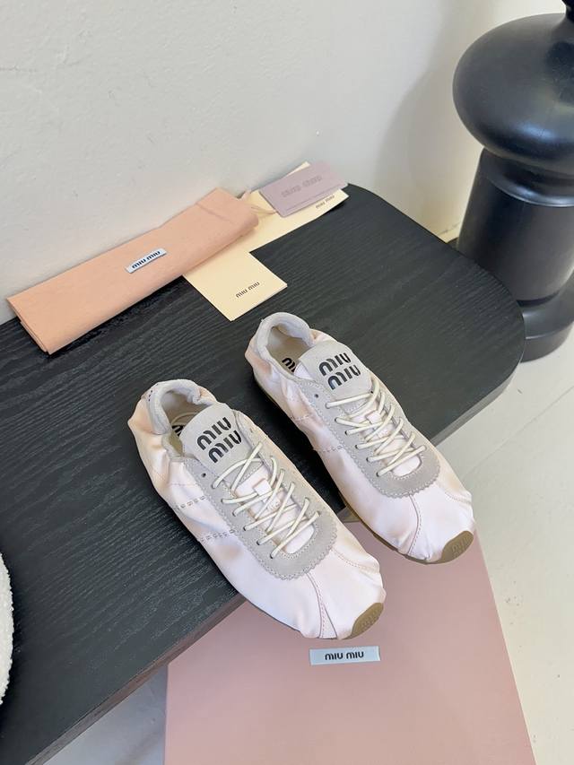 出厂 DDD Miumiu缪缪春夏最新走秀款薄底鞋 休闲鞋 超多明星网红种草 国内外博主刷爆的一款 小红书种草系列 复古又时髦上脚美炸了 简约的运动板鞋设计，极