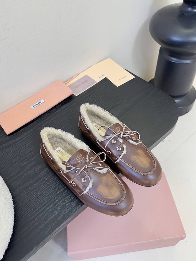 皮里 毛里 DDD Miu Miu 25Ss 春夏季 布洛克 芭蕾舞 乐福鞋 DDD 这款布洛克鞋线条简约设计经典，饰以Miu Miu徽标 等金属细节。 DDD