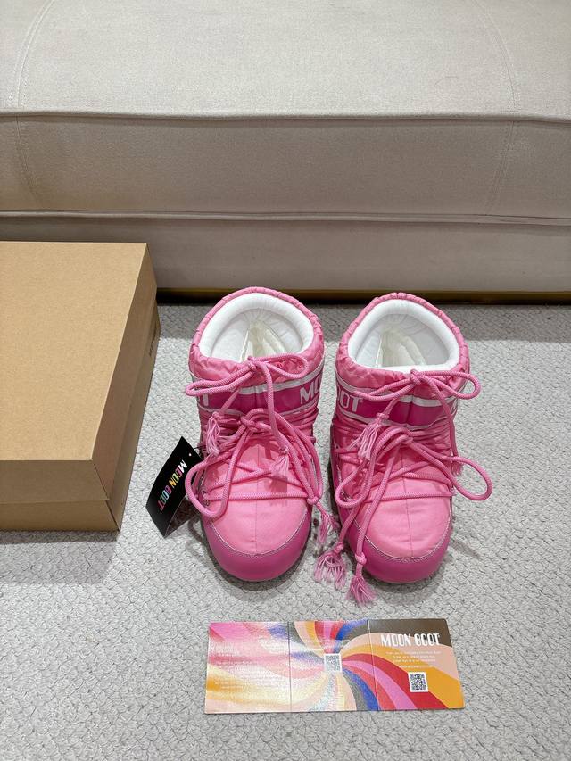 Moon Boot｜雪地里的太空时尚，明星同款保暖神器 DDD 自70年代起，Moon Boot就是滑雪度假的经典选择～ 受阿波罗登月启发而设计的宇航靴造型 一