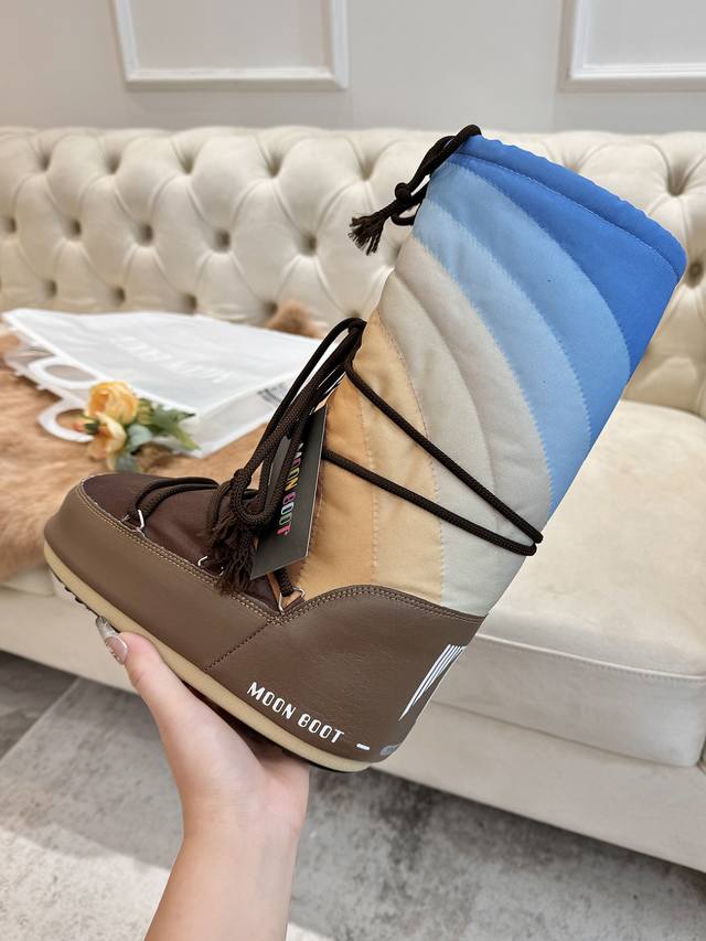 我本多彩｜把彩虹穿在脚上才是正经事！ DDD 这个滑雪季的颜值担当非它莫属 Moon Boot 彩虹月亮靴来啦！ DDD 保暖不臃肿，轻盈又柔软 像踩在云朵上，