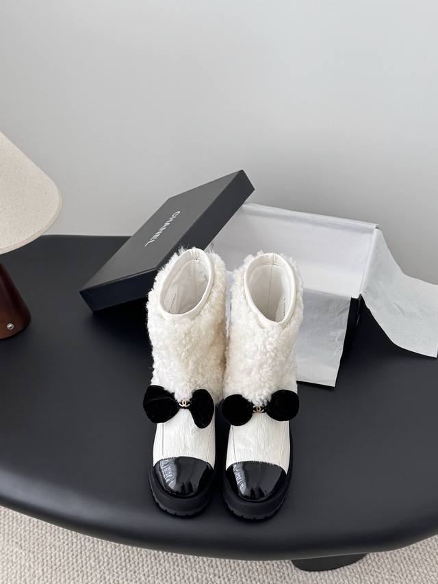 真毛版本 Chanel 25K秋冬新款毛茸茸靴子 DDD 毛毛靴还是很适合秋冬的～ DDD 鞋面羊毛 内里羊皮 原版大底 DDD Size:35-39 其他码数