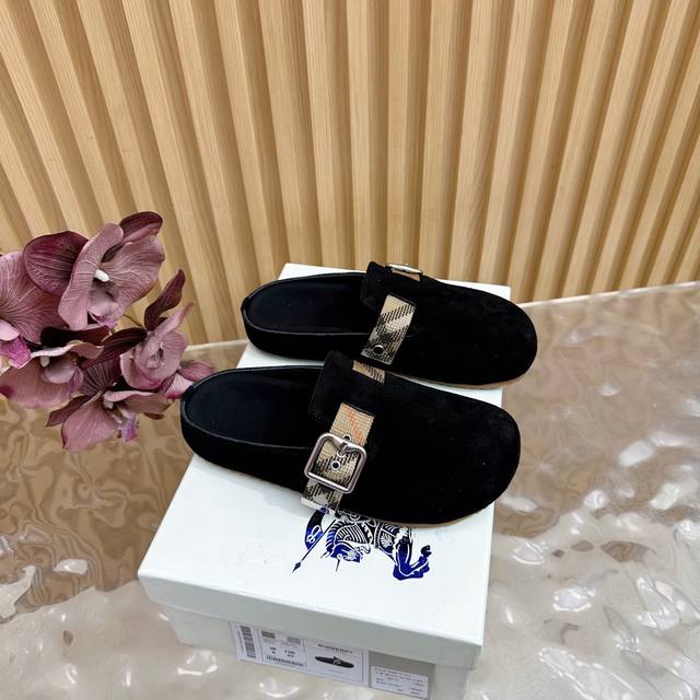 巴宝莉Burberry 2025爆款中古风 炸街勃肯拖鞋出炉 DDD DDD 选用柔软反绒面革面料打造，于意大利工坊精制而成。融入格纹图案压花，搭配压纹鞋底，其