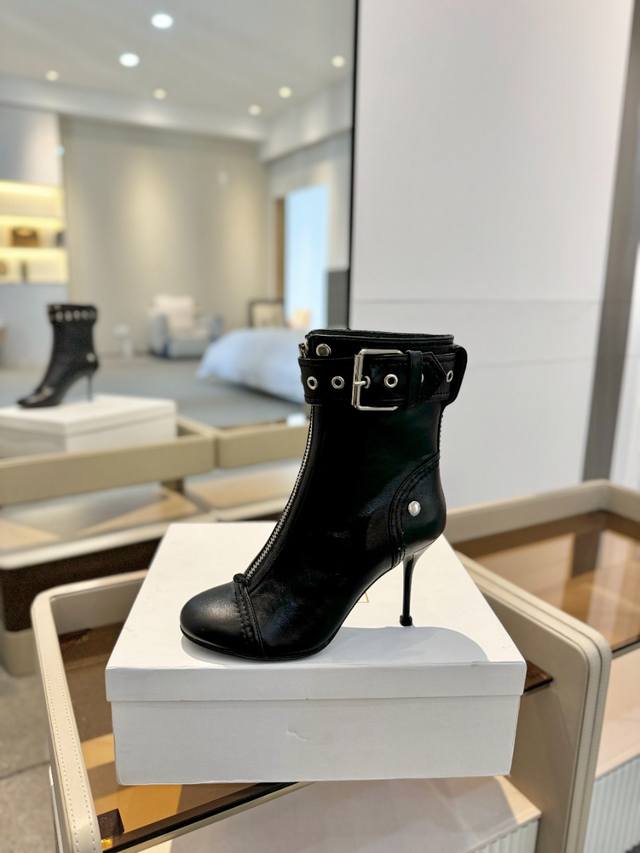 Vanda Novak来自意大利品牌 全网独家 DDD 耗时3个月研发 DDD 鞋跟独特设计酒杯 DDD 重磅系列 DDD 众多联手意大利品牌 DDD 推出高级