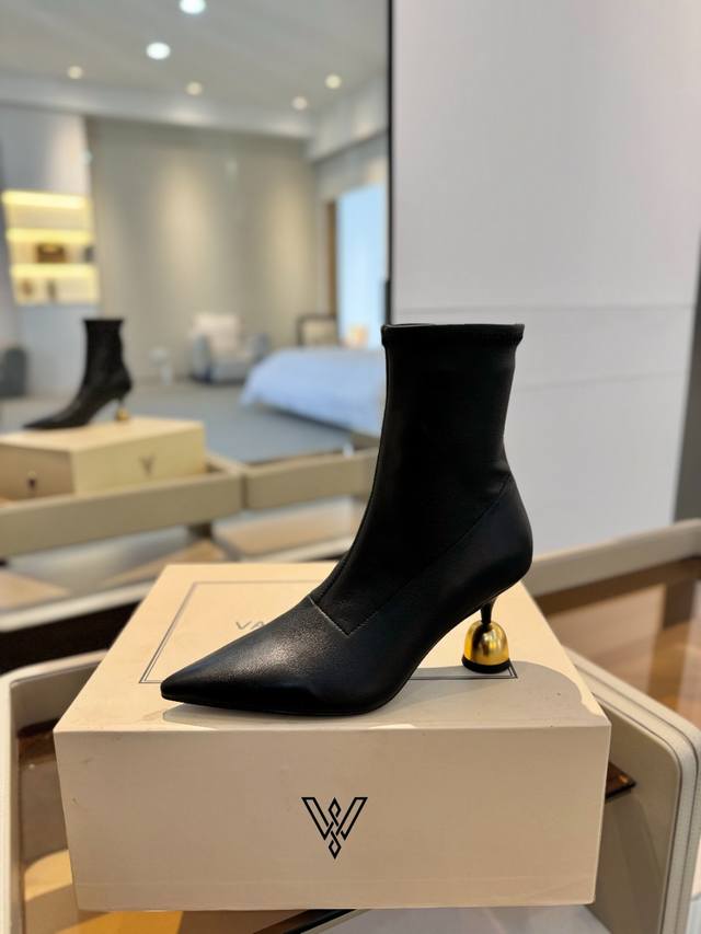 Vanda Novak DDD 弹力羊皮.弹力靴 DDD 官网最新发布 DDD 2025春秋款融入了几丝性感风格，此款采用进口弹力羊皮，上脚及其性感[耶][耶]