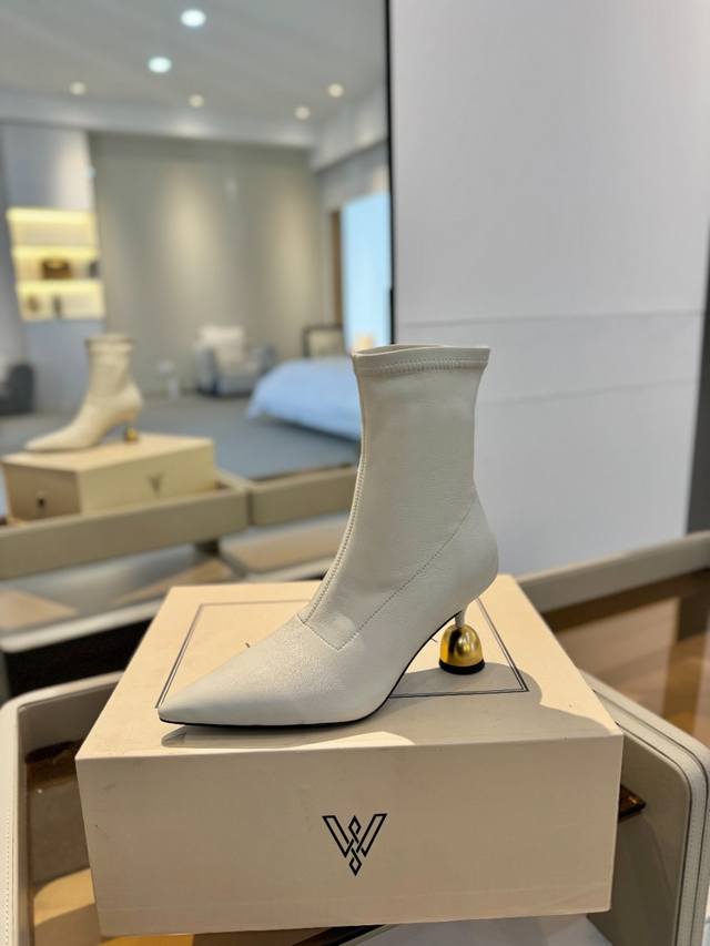 Vanda Novak DDD 弹力羊皮.弹力靴 DDD 官网最新发布 DDD 2025春秋款融入了几丝性感风格，此款采用进口弹力羊皮，上脚及其性感[耶][耶]