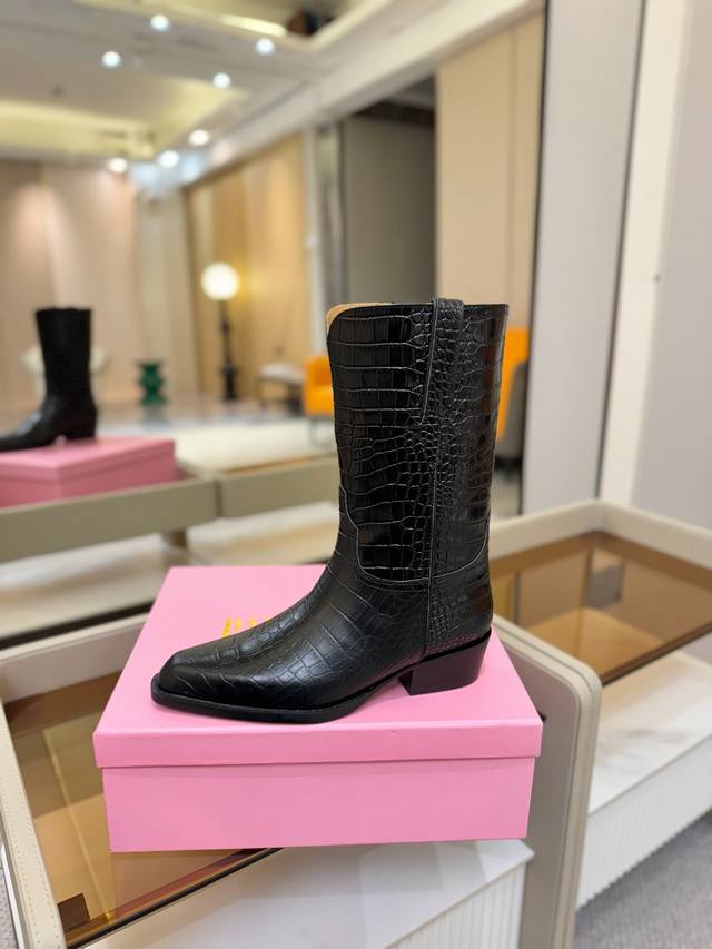 价格P： DDD DDD 德州巴黎 DDD Paris Texas DDD 西部短战靴 DDD 优雅风格，创造不一样的感觉！ DDD 它是你鞋柜里不可缺少的战靴