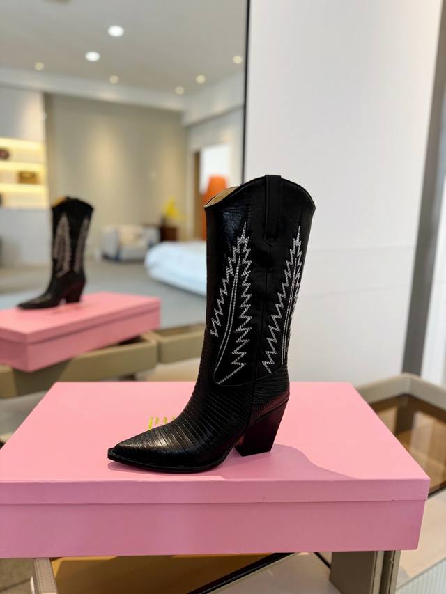 价格P： DDD DDD 德州巴黎 DDD Paris Texas DDD 刺绣长靴 DDD 优雅风格，创造不一样的感觉！ DDD 它是你鞋柜里不可缺少的战靴！