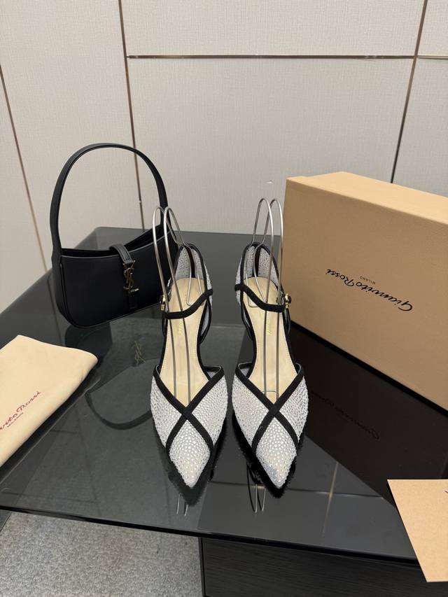 Gianvito Rossi 2025经典款尖头网纱烫钻高跟凉鞋 DDD 它的出现就像夜空中最璀璨的星辰 经典的款式，永恒的魅力，电绣的图案更是为其增添了梦幻的