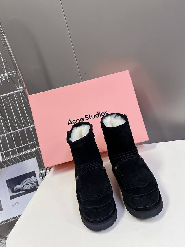 Acne Studios秋冬羊毛雪地靴上新 DDD 一眼就被吸引住的蠢萌雪地靴,舒适保暖,独特新颖的设计,轻松解.锁秋冬穿搭超级柔软,发泡大底超软软糯糯,搭配了 Acne Studios秋冬羊毛雪地靴上新 DDD 一眼就被吸引住的蠢萌雪地靴,舒适保暖,独特新颖的设计,轻松解.锁秋冬穿搭超级柔软,发泡大底超软软糯糯,搭配了