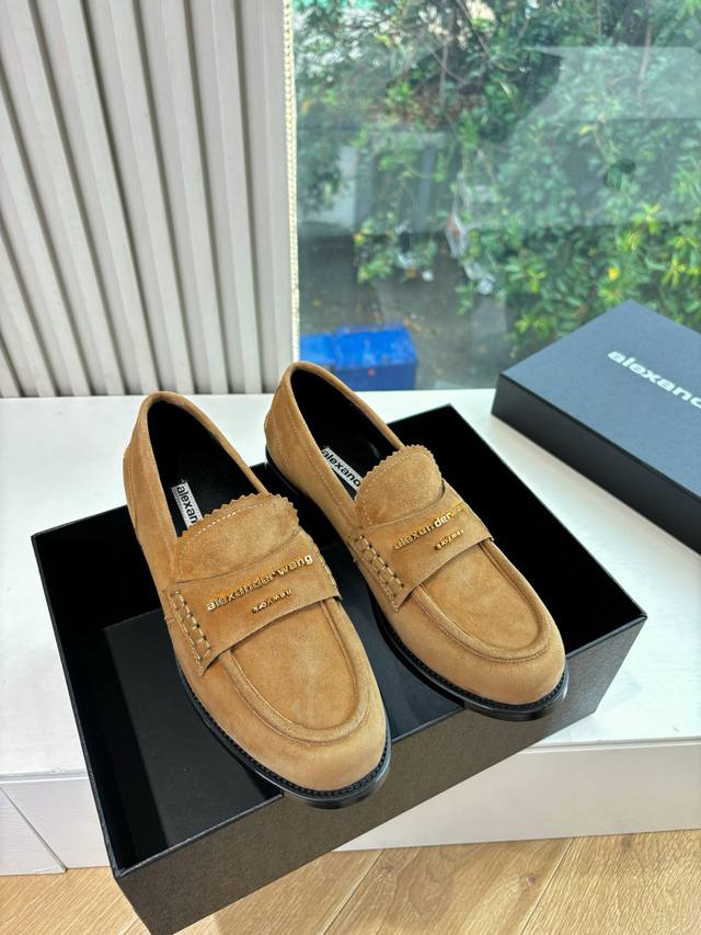 Alexanderwan*大王2025春季新品厚底系列新品，无敌增高决绝子单品，鞋底厚，但脚感轻盈舒适！甄选进口牛皮，质感满分金色字母点缀，高级感拉满！上脚简直