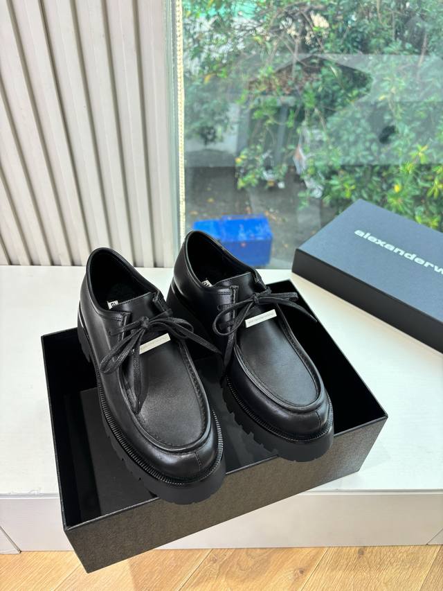 Alexanderwan*大王2025春季新品厚底系列新品，无敌增高决绝子单品，鞋底厚，但脚感轻盈舒适！甄选进口牛皮，质感满分金色字母点缀，高级感拉满！上脚简直