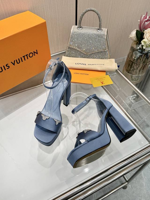 2025最新L家春秋专柜最新走秀款水台凉鞋、官网系列、同步更新、完美楦型+Lv新元素扣子+水台设计、再现经典、款式简单大方、走路不累脚、不挑人、上脚高端大气好看