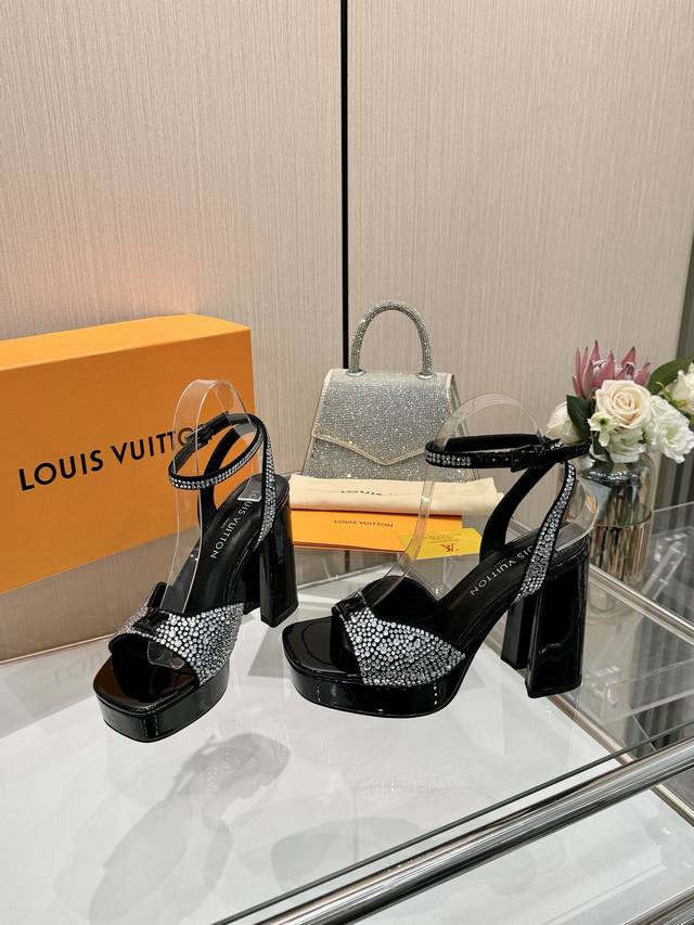 2025最新L家春秋专柜最新走秀款水台凉鞋、官网系列、同步更新、完美楦型+水台设计、再现经典、满钻设计工艺复杂精致、亮晶晶、上脚高端贵气好看、原版倒模楦型，极致