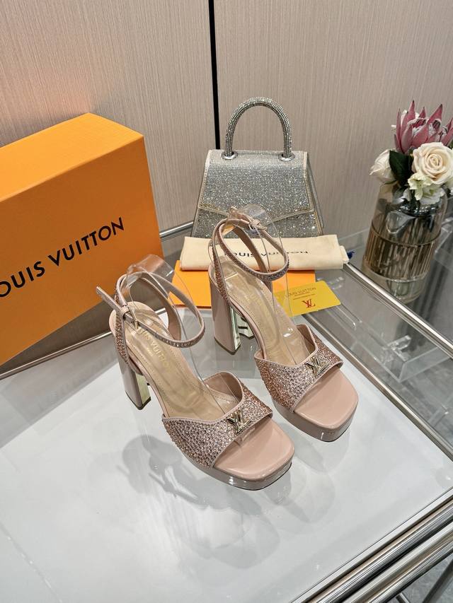 2025最新L家春秋专柜最新走秀款水台凉鞋、官网系列、同步更新 完美楦型+水台设计、再现经典、满钻设计工艺复杂精致、亮晶晶、上脚高端贵气好看、原版倒模楦型，极致