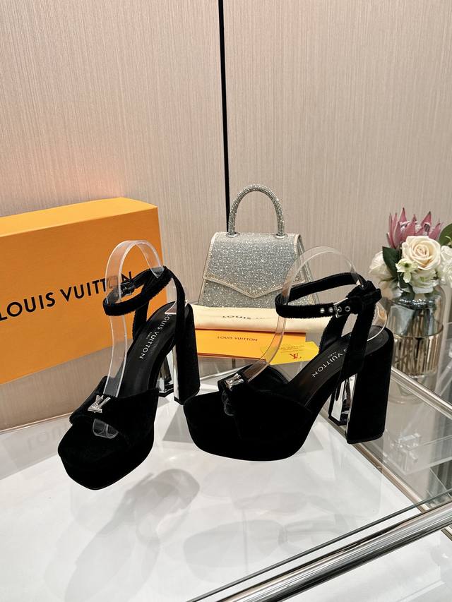 2025最新L家春秋专柜最新走秀款水台凉鞋、官网系列、同步更新、完美楦型+小V扣+水台设计、再现经典、款式简单大方、走路不累脚、不挑人、上脚高端大气好看、原版倒