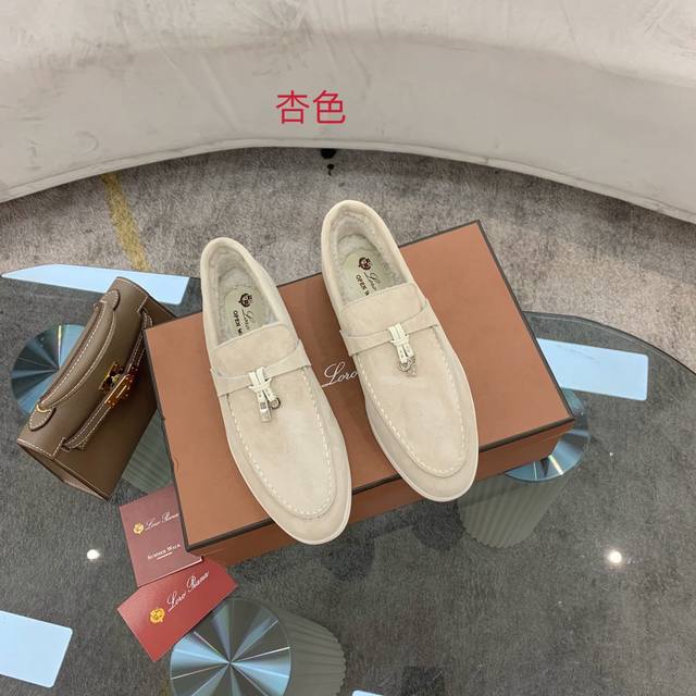Loro Piana 羊羔毛款乐福鞋。意大利顶级羊绒复古优雅低调奢华。时尚性与皮料实用性同样兼具依然全网最高品质。鞋面羊京丝质柔滑。羊羔毛里，耐磨高弹牛筋底。
