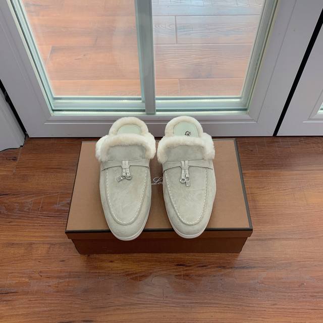 Loro Piana 女款羊毛半拖。意大利顶级羊绒复古优雅低调奢华。时尚性与皮料实用性同样兼具依然全网最高品质。鞋面羊京丝质柔滑。羊毛里。耐磨高弹牛筋底。 DD