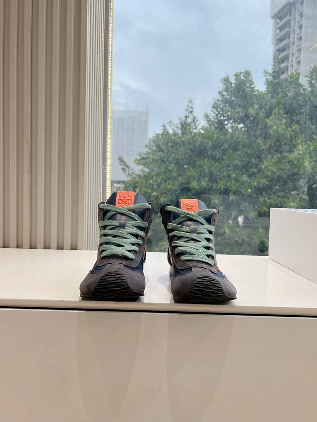 Loewe罗意威的传承如同一则变革的宣言。全新 DDD Puzzle 手袋保留其标志性的几何线条 DDD 新款礼盒包装代购版Loew* 罗意威 对于宽脚丫的Mm