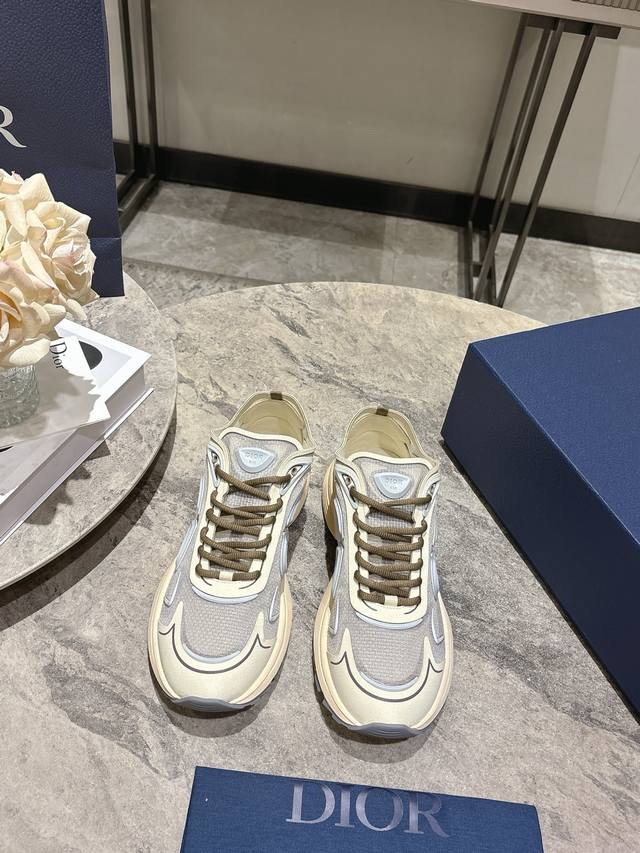 Dior迪奥B30 Countdown Tech周杰伦同款鞋履情侣款男士运动鞋 DDD 本季以更加轻便的跑步鞋灵感 DDD 采用多层透明尼龙鞋面，未来感爆棚 D