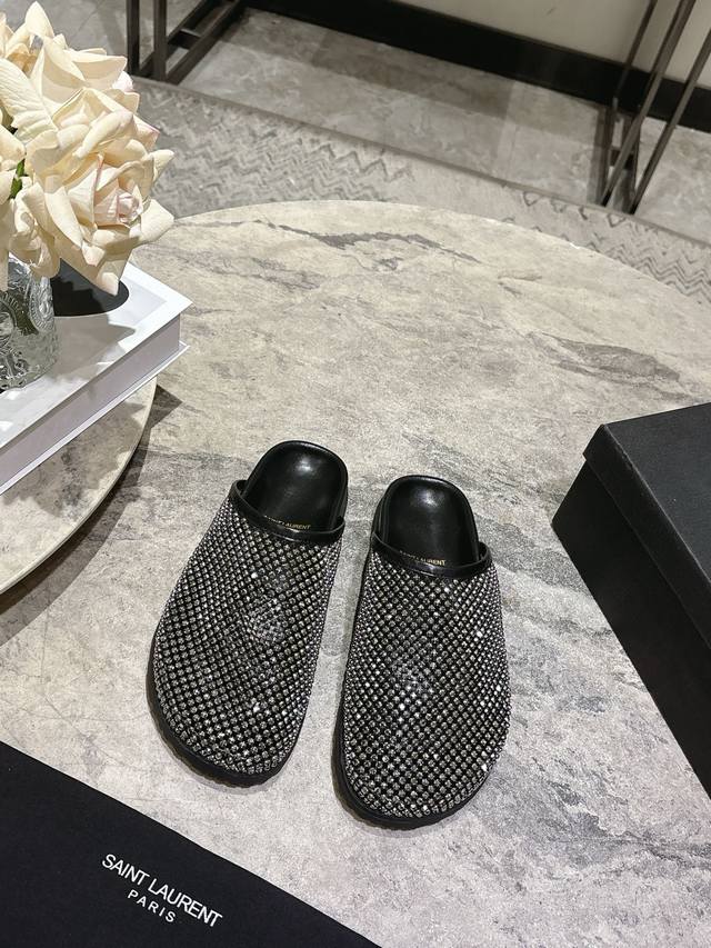 Saintlaurent圣罗兰25Ss秋冬钻面穆勒半拖鞋休闲鞋 DDD 鞋面通体覆盖水钻装饰,采用网格状排列的钻面设计,光泽感强;推出金色、黑色两款配色,金色款 Saintlaurent圣罗兰25Ss秋冬钻面穆勒半拖鞋休闲鞋 DDD 鞋面通体覆盖水钻装饰,采用网格状排列的钻面设计,光泽感强;推出金色、黑色两款配色,金色款