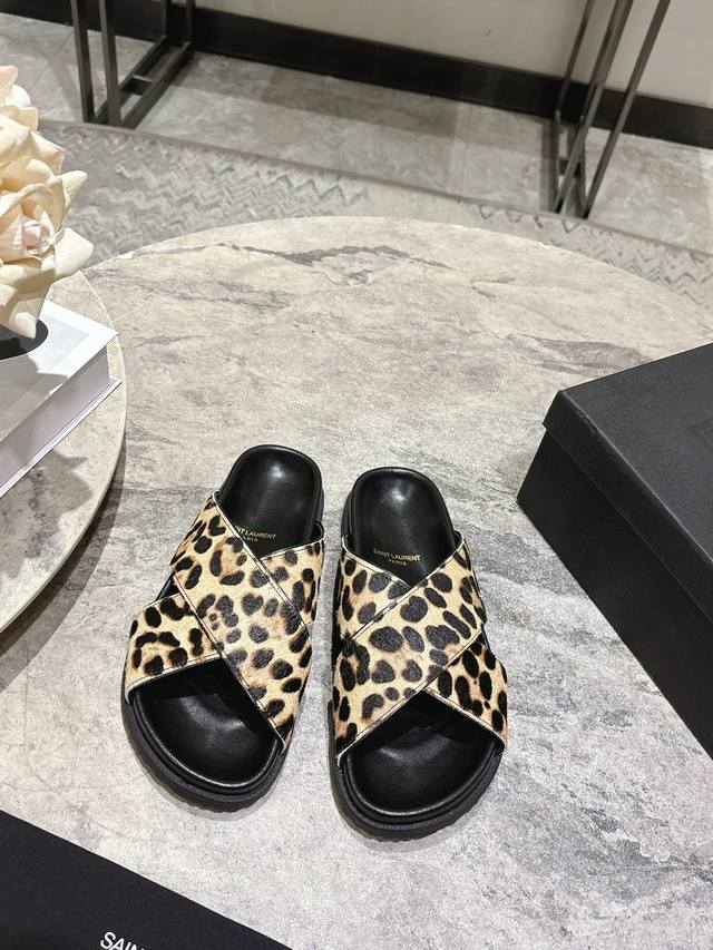 Saintlaurent圣罗兰25Ss春夏新款豹纹交叉带拖鞋 DDD 鞋面采用经典豹纹元素,有浅棕底浅纹、深棕底深纹两款豹纹配色,视觉上形成层次感;鞋面带为交叉 Saintlaurent圣罗兰25Ss春夏新款豹纹交叉带拖鞋 DDD 鞋面采用经典豹纹元素,有浅棕底浅纹、深棕底深纹两款豹纹配色,视觉上形成层次感;鞋面带为交叉