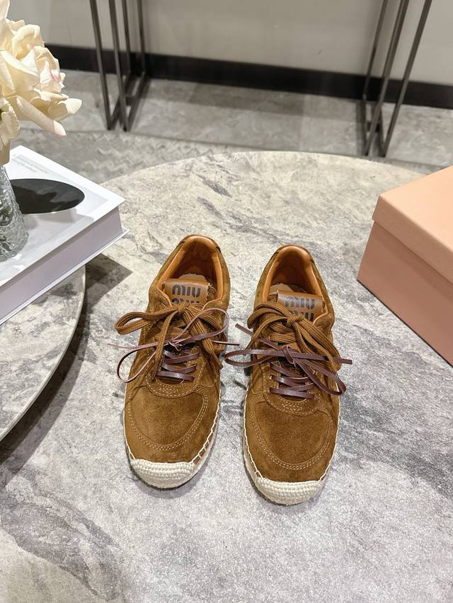 Miu Miu缪缪 2026春夏新款 复古德训鞋 麻绳底渔夫鞋 走秀款 工艺来自Miu Miu系列的细节特写 新季的潮流此刻挚爱的概念，多元对撞，复古麻绳底，传