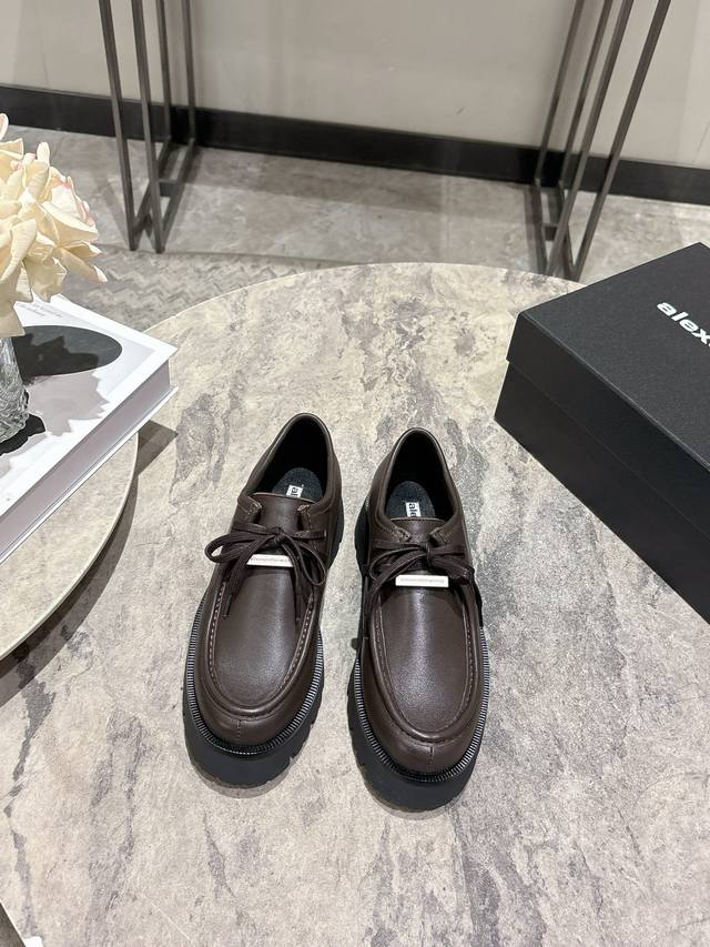 DDD Alexander Wan*G 大王26早春新款圆头休闲鞋厚底德比鞋 DDD 采用亮面皮革 哑光皮革面料，黑、棕配色都是百搭的秋冬色系，皮质柔软且质感高