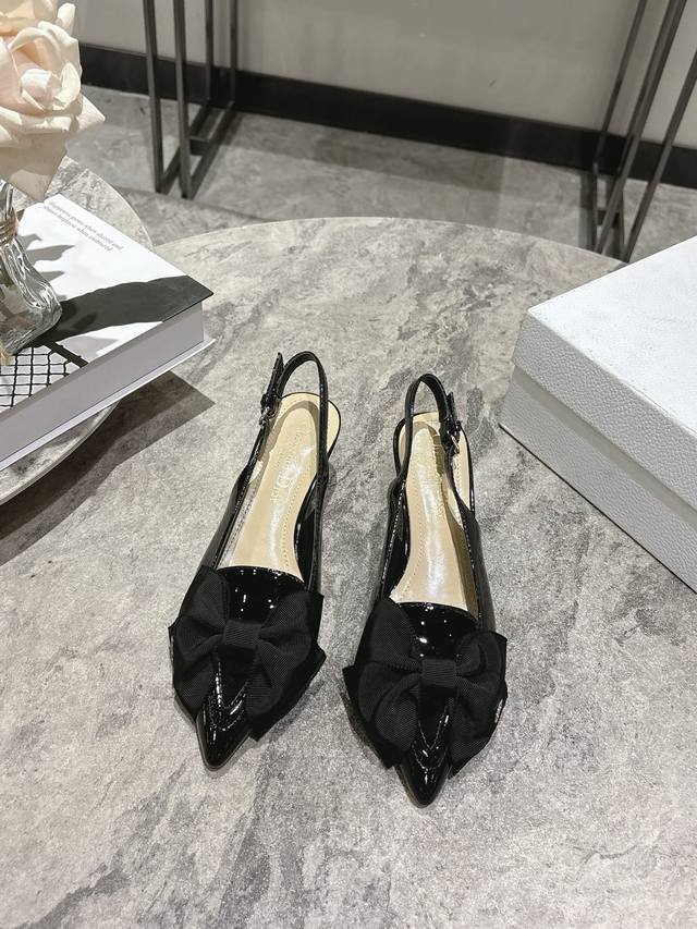 Dior Fw25 New Arrival～ DDD 迪奥 25秋冬蝴蝶结 Slingback，大大的锻炼蝴蝶结，好美呀 DDD 别致的小弯跟，搭配小尖头，性感