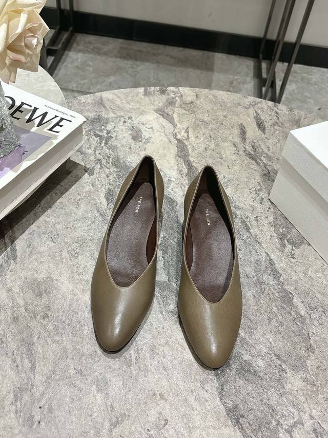 The Row 小猫跟单鞋 DDD 通勤女装单鞋，配色简约高级.，好看的鞋很多，但是像它这样好看又好穿的真不多，可以正式、可以随性、不单拥有舒适的小跟，介乎正装