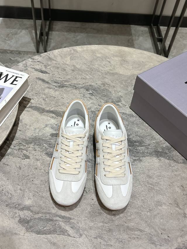 Hogan 25春夏新品阿甘鞋、德训鞋、复古休闲运动鞋 DDD 小红书好物分享；实在是太美太好穿太舒服太百搭啦 鞋子很轻便，逛街暴走户外运动零压力，配裙子裤子都