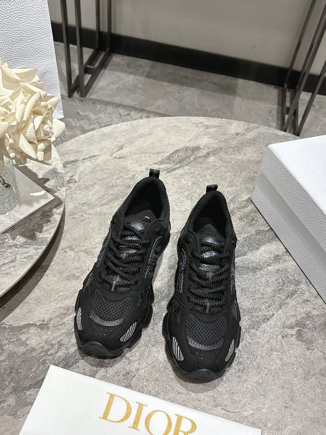 最新爆款 明星款2025主推爆品 全新发售的迪奥 Dior Chrono 新款休闲运动鞋跑鞋老爹鞋 真的酷毙了，未来感十足原版完美复刻！全对版材质 模具！！35