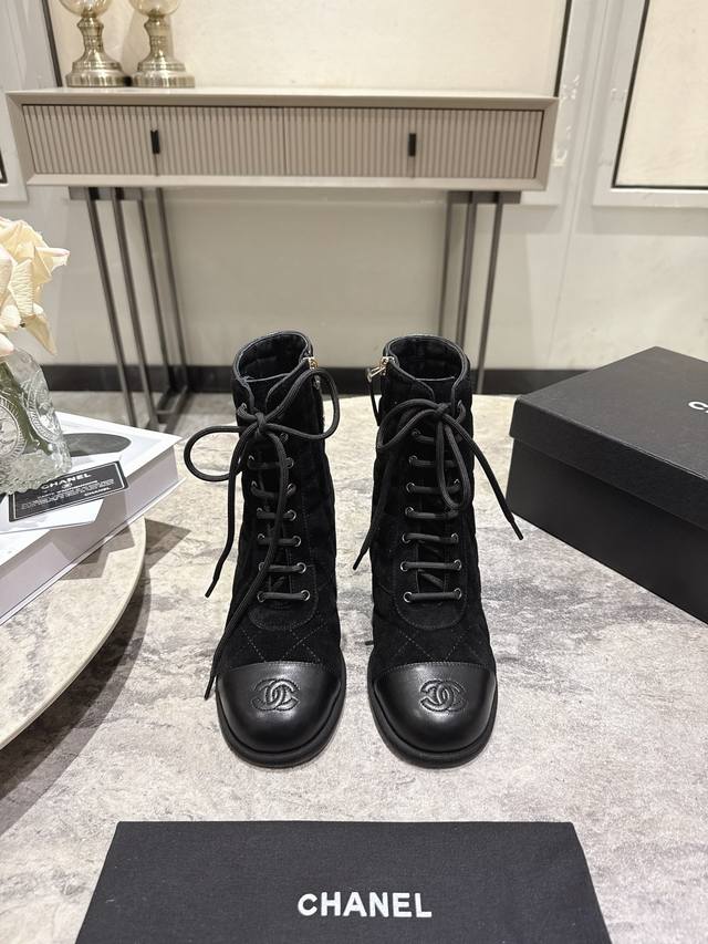 Chanel* 香奈儿2026早春新品顶级经典拼色菱格裸靴！融入灵魂经典元素的立体菱格靴是每季必备款式！细节的刻画绝对经得起考验！鞋面采用意大利顶级牛反绒牛皮，