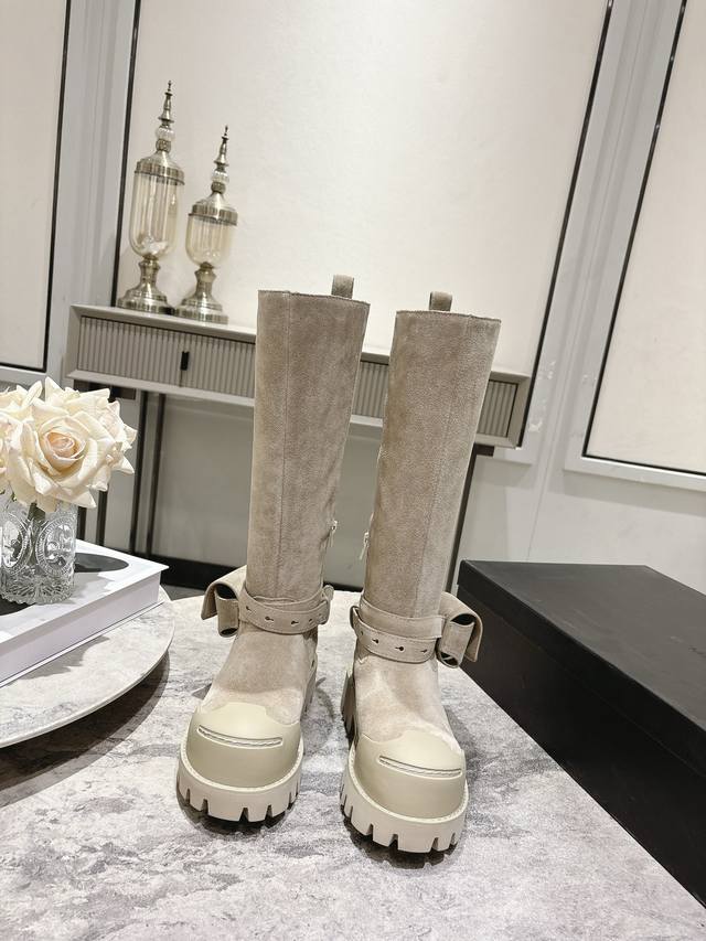 DDD Dymonlatry-女士机长直筒马丁靴 DDD “Bastion堡垒”25秋冬系列以机能工艺大底重塑经典马丁靴，宽松散口廓形，慵懒中注入浪漫韵味，脚踝