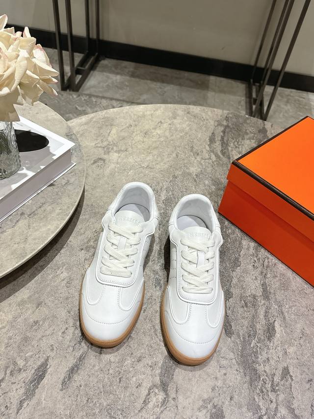 男20， DDD 爱马仕Hermes春夏秀款情侣款复古德训鞋 阿甘鞋 DDD 各大博都主有荐推的 永不褪色的阿甘训德鞋 绝对人手入必的德训白小鞋 DDD 原版开