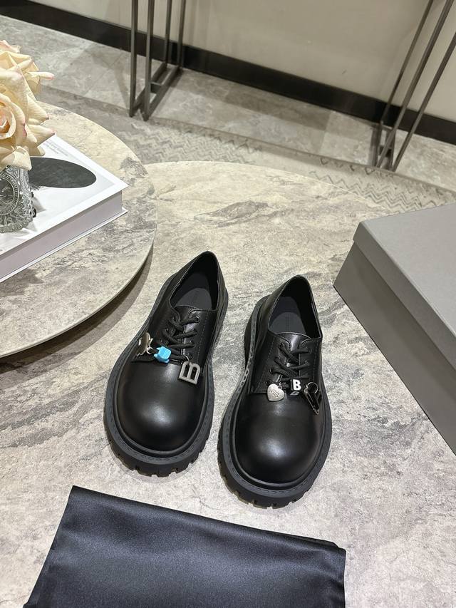 Balenciaga 巴黎世家 新款 Stomper Derby 大头德比鞋 DDD 这双鞋简直是今年潮流圈的黑马，夸张的大头设计，让人一眼就爱上！ DDD 第
