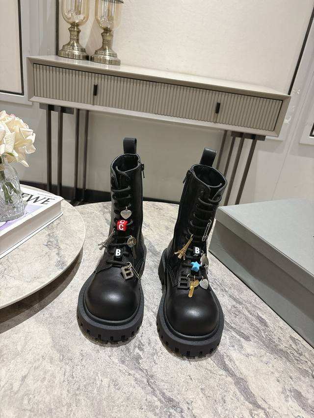 Balenciaga 巴黎世家 新款 Stomper Derby 大头短靴 DDD 这双靴子简直是今年潮流圈的黑马，夸张的大头设计，让人一眼就爱上！ DDD 第