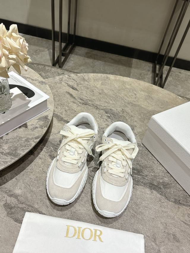 Dior迪奥26春夏情侣款新款透视效果的运动鞋 DDD 超魅力 Dior Tech新款透视效果运动鞋，融合女生柔美气质，鞋身透视效果设计太有新意辣，好好看 牛反